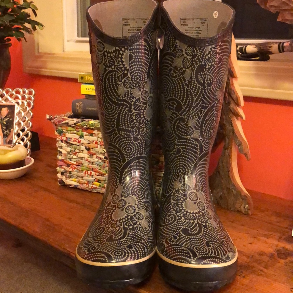 Bogs Women's Black Floral Rain Boots with Cream Accents